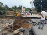 Air Sungai Meluap Hancurkan Jembatan Tanah Jawa