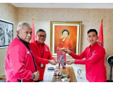 Panggil Gibran ke DPP PDIP, Hasto Kristiyanto Berikan Buku Megawati