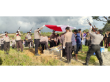 Polres Simalungun Makamkan  Briptu Purn Sarde Krisman Purba Secara Dinas Polisi