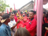 Sambil Bagi Sembako, Bacaleg PDIP Dikenalkan ke Warga