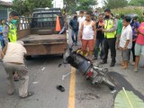 Tersenggol Saat Mendahului, Pasutri Meninggal Digilas Truk