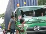 Video Pria Pecahkan Kaca Mobil Truk Viral di Medsos
