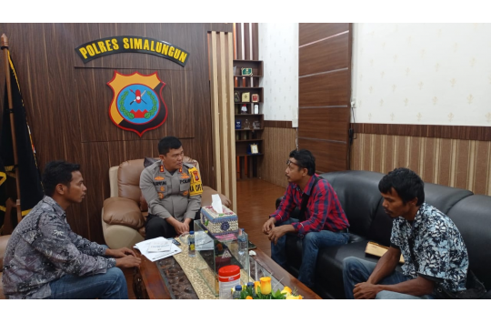 Keluarga Topan Bakkara bertemu Kapolres Simalungun, AKBP Ronald FC Sipayung. (Foto: Istimewa)