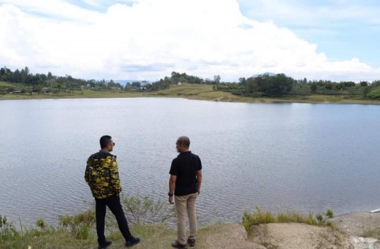 Gubsu meninjau danau di atas Danau Toba