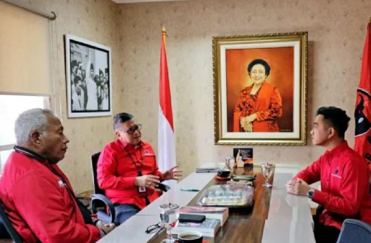 Wali Kota Surakarta, Gibran Rakabuming Raka saat bertemu Sekjen PDIP Hasto Kristiyanto di Jakarta, Senin, 22 Mei 2023. (Foto: Dok. Antara)