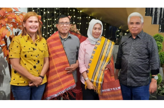 Ketua Umum PWI Pusat, Hendry Ch dan Ketua SMSI Sumut, Erris J Napitupulu di Kota Medan, Minggu, 4 November 2023. (Foto: Istimewa)