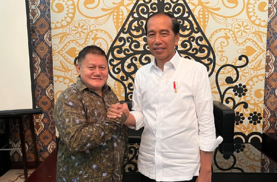 Ketua Umum Perjuangan Rakyat Nusantara (Pernusa), KP Norman Hadinegoro dan Presiden RI Joko Widodo atau Jokowi. (Foto: Istimewa)