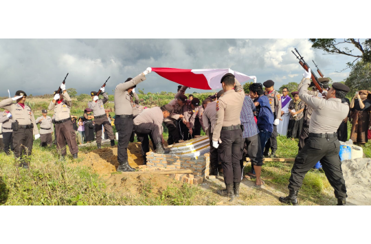 Pemakaman secara kepolisian digelar terhadap Briptu Purn Sarde Krisman Purba